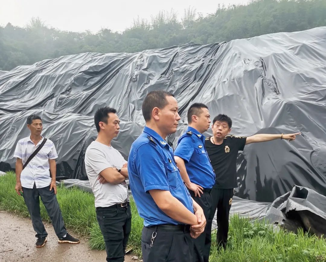 犍為縣綜合行政執(zhí)法局領(lǐng)導(dǎo)蒞臨碩特環(huán)保項(xiàng)目現(xiàn)場(chǎng)指導(dǎo)工作